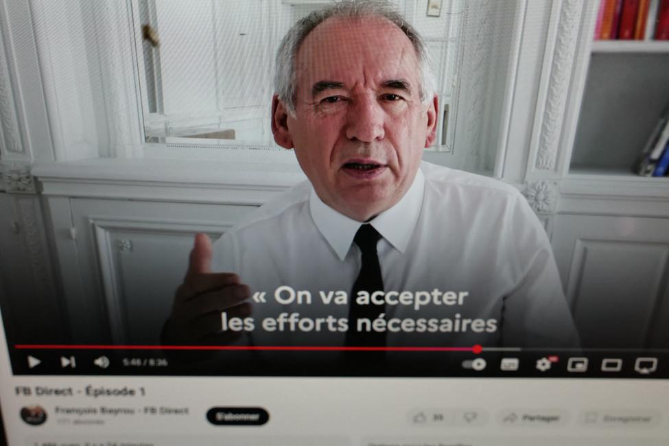 Cette photo montre le premier épisode de la chaîne YouTube « FB Direct » du Premier ministre François Bayrou, le jour de son lancement, à Paris, le 5 août 2025.