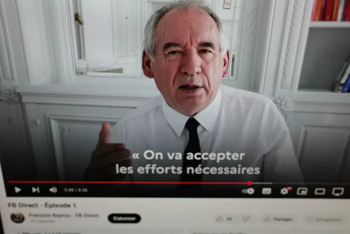 Cette photo montre le premier épisode de la chaîne YouTube « FB Direct » du Premier ministre François Bayrou, le jour de son lancement, à Paris, le 5 août 2025.