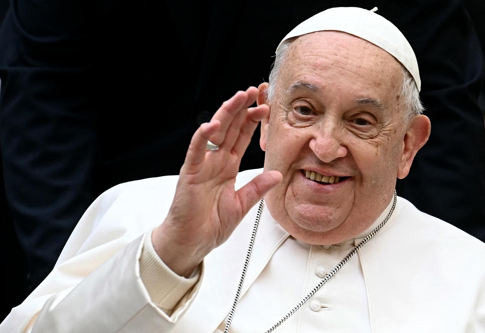 La messe pontificale s'est achevée sur un "Dio Vi Salvi Regina" entonné par des milliers de fidèles.