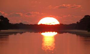  Le soleil se lève sur le bassin de retournement du Centre spatial Kennedy de la NASA à Cap Canaveral, en Floride.