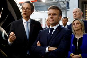 Emmanuel Macron, Roland Lescure et la ministre de la Transition énergétique Agnès Pannier-Runacher écoutent Olivier Andries, le directeur général de Safran, lors d'une visite du site de production de moteurs d'avions de Safran à Villaroche, près de Paris.