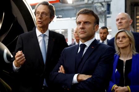 Emmanuel Macron, Roland Lescure et la ministre de la Transition énergétique Agnès Pannier-Runacher écoutent Olivier Andries, le directeur général de Safran, lors d'une visite du site de production de moteurs d'avions de Safran à Villaroche, près de Paris.