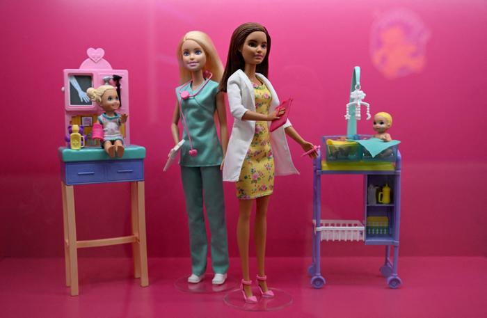 Les poupées Barbie créées par la société de jouets américaine Mattel sont exposées au 72e Salon du jouet à Nuremberg, dans le sud de l'Allemagne, le 2 février 2023.