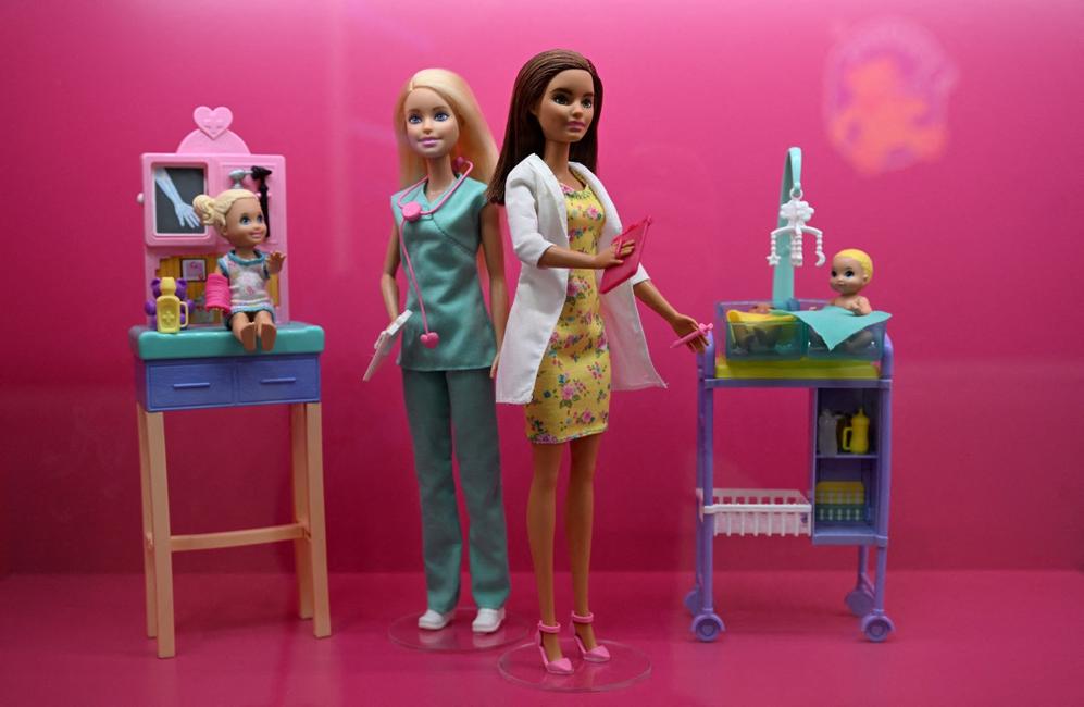 Les poupées Barbie créées par la société de jouets américaine Mattel sont exposées au 72e Salon du jouet à ​​Nuremberg, dans le sud de l'Allemagne, le 2 février 2023.