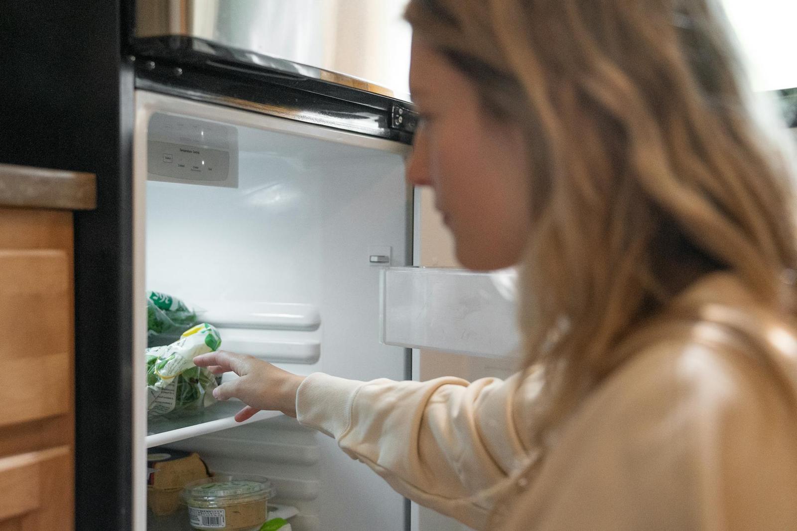 L'intoxication alimentaire est causée par la consommation d'aliments contaminés par des bactéries, des champignons ou des virus pathogènes.