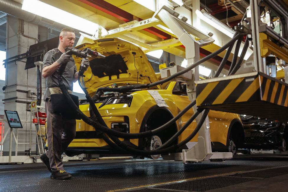 Un employé travaille sur une chaîne de montage du site de production Ampere ElectriCity du groupe Renault à Douai, le 5 mars 2025.