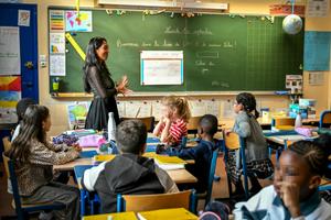 Des élèves assistent aux cours à l'école primaire publique Vigée-Lebrun le premier jour de classe de l'année scolaire 2025-2026 après les vacances d'été à Paris, le 1er septembre 2025.