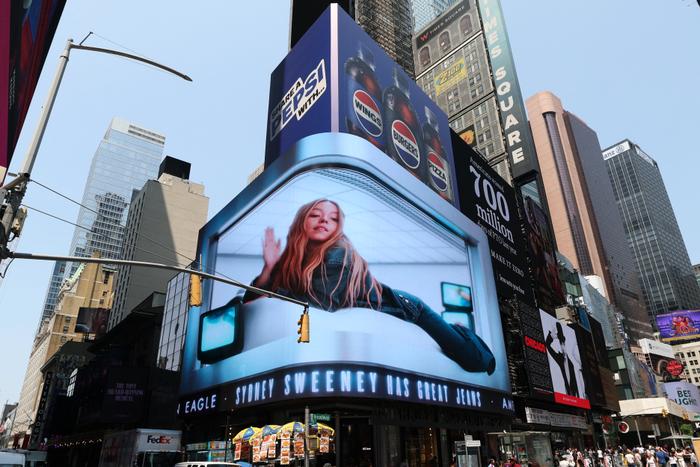 Une publicité numérique mettant en vedette l'actrice américaine Sydney Sweeney est visible à l'extérieur d'un magasin American Eagle à Times Square, à New York, le 4 août 2025.