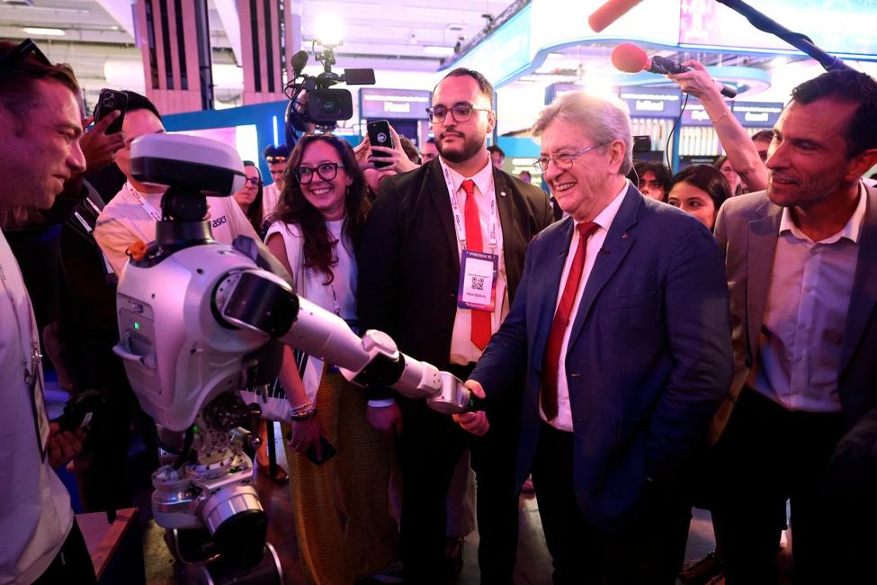 Jean-Luc Mélenchon, candidat LFI à l'élection présidentielle, visite le salon VivaTech, dédié aux startups technologiques et à l'innovation, au parc des expositions Paris Expo Porte de Versailles, le 19 juin 2026.