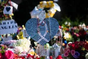 Une croix commémorative dédiée à Harper Moyski est installée devant l’église et l’école Annunciation, le 30 août 2025 à Minneapolis (Minnesota).