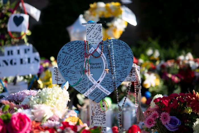 Une croix commémorative dédiée à Harper Moyski est installée devant l’église et l’école Annunciation, le 30 août 2025 à Minneapolis (Minnesota).