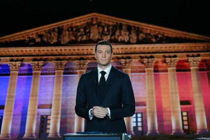 Jordan Bardella sur le plateau de France 2 lors d'un débat télévisé.