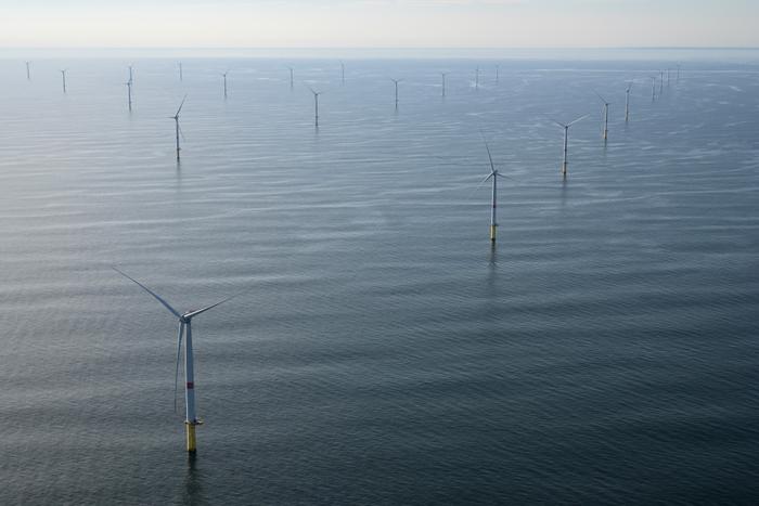 Cette photographie aérienne montre un parc éolien en mer au large de Saint-Nazaire, dans l’ouest de la France, le 1er octobre 2025. (Image d'illustration)