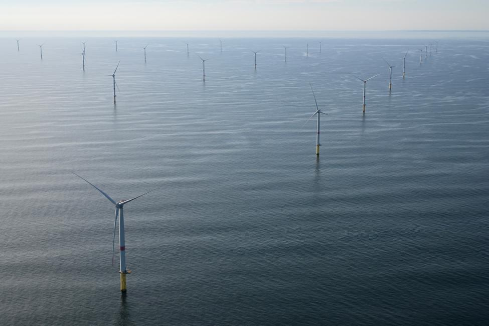 Cette photographie aérienne montre un parc éolien en mer au large de Saint-Nazaire, dans l’ouest de la France, le 1er octobre 2025. (Image d'illustration)