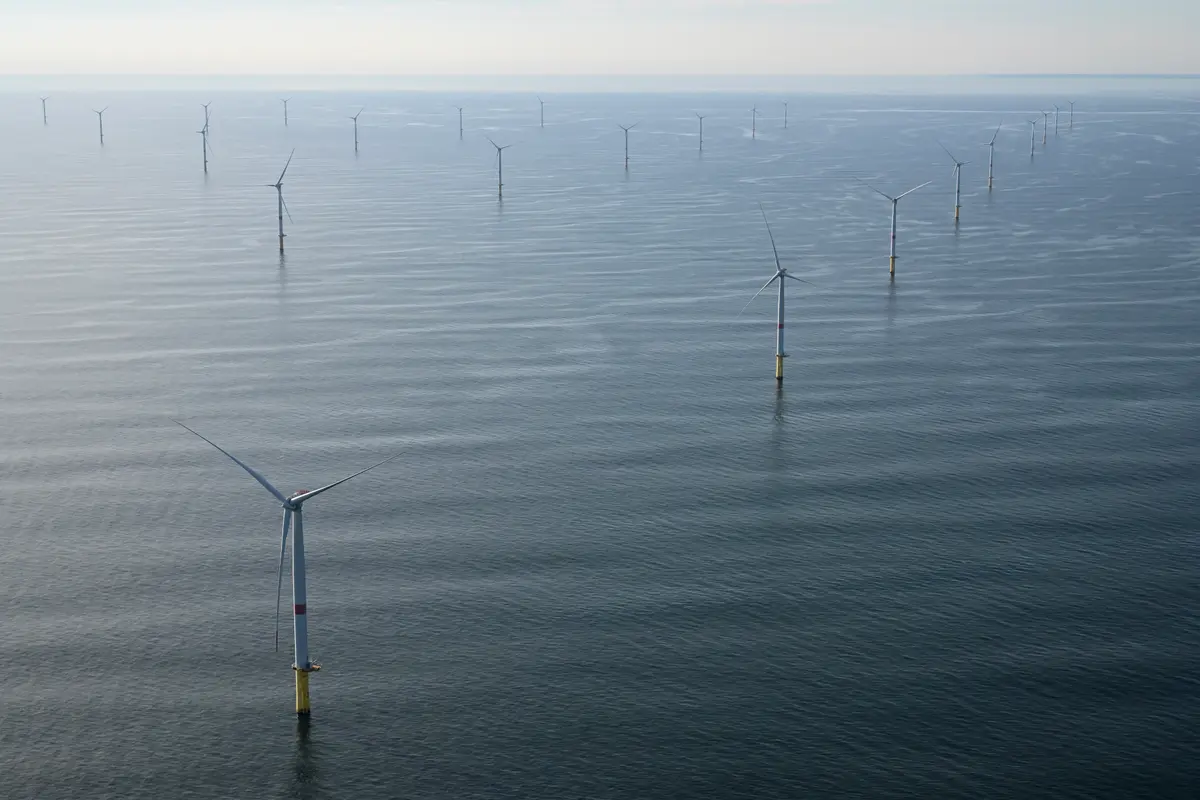Cette photographie aérienne montre un parc éolien en mer au large de Saint-Nazaire, dans l’ouest de la France, le 1er octobre 2025. (Image d'illustration)