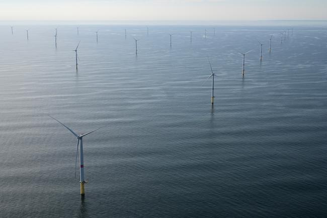Cette photographie aérienne montre un parc éolien en mer au large de Saint-Nazaire, dans l’ouest de la France, le 1er octobre 2025. (Image d'illustration)