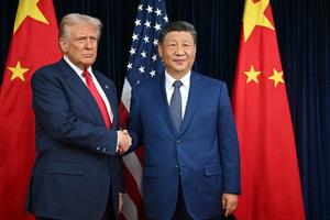 Le président américain Donald Trump et le président chinois Xi Jinping se serrent la main à leur arrivée à la base aérienne de Gimhae, située à proximité de l'aéroport international de Gimhae à Busan, le 30 octobre 2025.