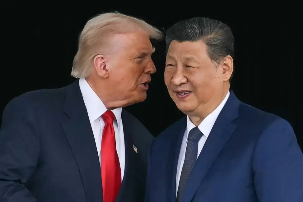Le président américain Donald Trump (à gauche) s'entretient avec le président chinois Xi Jinping. Ils se serrent la main à l'issue de leurs discussions sur la base aérienne de Gimhae, située à proximité de l'aéroport international de Busan, le 30 octobre 2025.