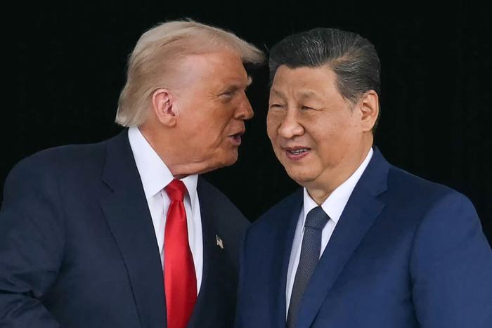 Le président américain Donald Trump (à gauche) s'entretient avec le président chinois Xi Jinping. Ils se serrent la main à l'issue de leurs discussions sur la base aérienne de Gimhae, située à proximité de l'aéroport international de Busan, le 30 octobre 2025.