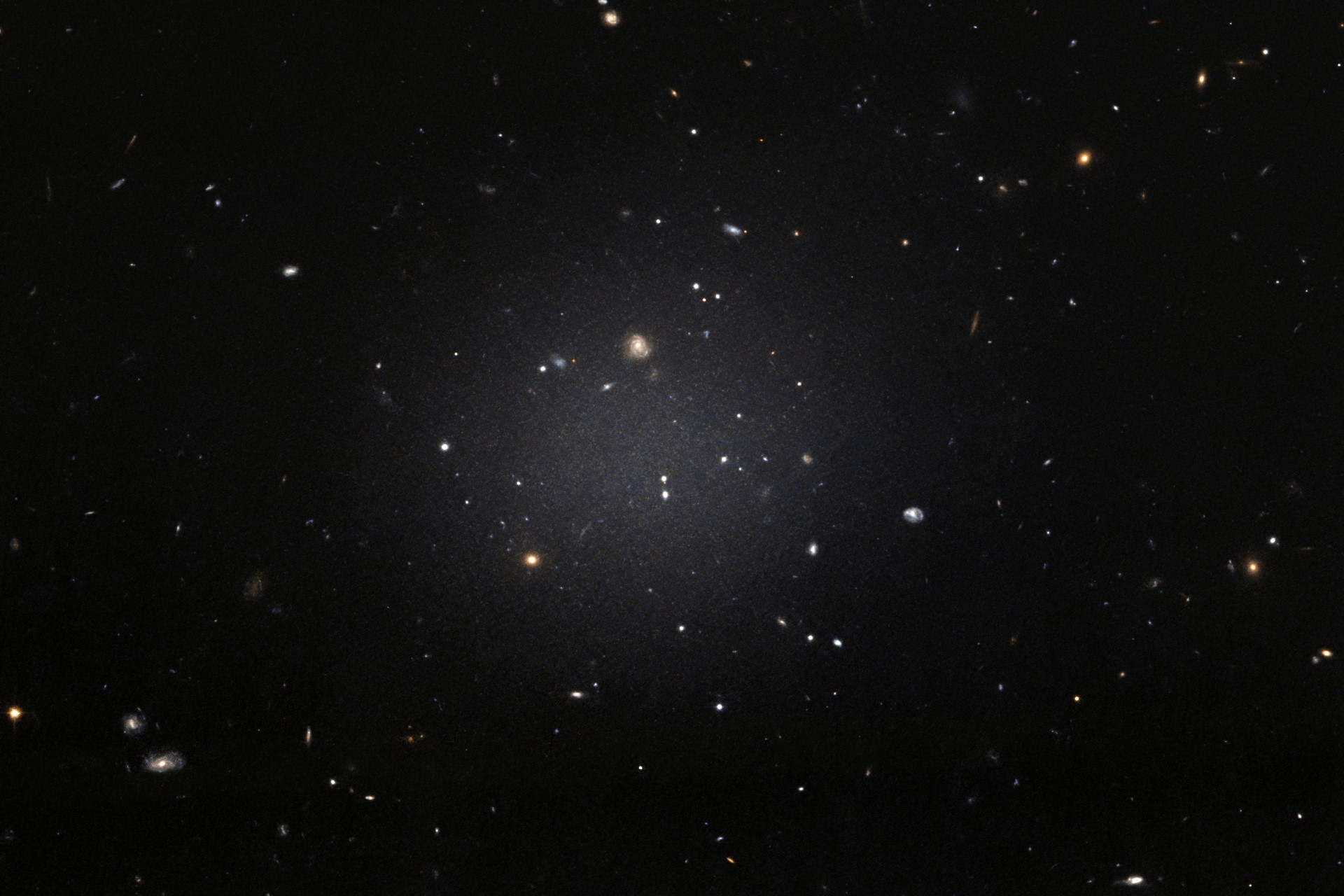 Matière noire : un signal inédit détecté sous terre relance la traque des particules invisibles