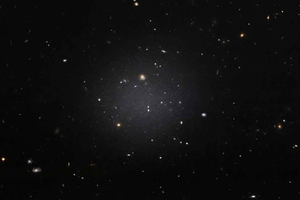 Cette image, diffusée par l'Agence spatiale européenne (ESA) et prise par le télescope spatial Hubble (NASA/ESA), montre la galaxie NGC 1052-DF2, qui a perdu la majeure partie, voire la totalité, de sa matière noire.