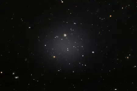 Cette image, diffusée par l'Agence spatiale européenne (ESA) et prise par le télescope spatial Hubble (NASA/ESA), montre la galaxie NGC 1052-DF2, qui a perdu la majeure partie, voire la totalité, de sa matière noire.