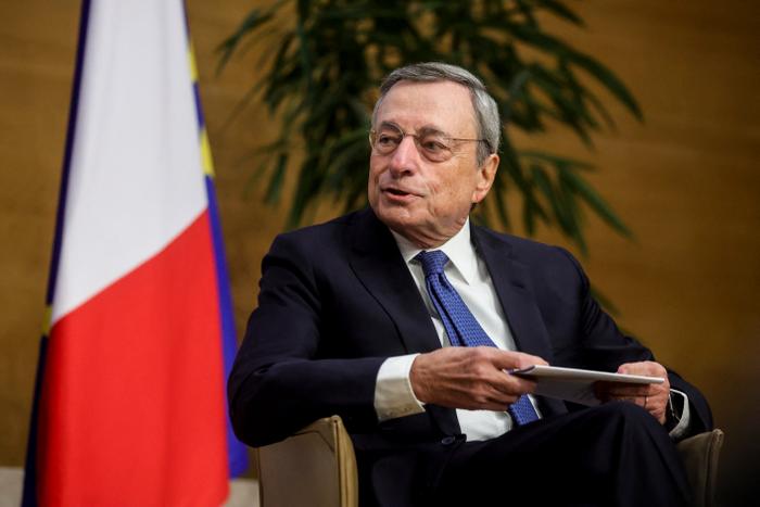 L’ancien président du Conseil italien et ancien président de la Banque centrale européenne (BCE) Mario Draghi assiste à une table ronde sur « L’avenir de la compétitivité européenne » au Collège de France, à Paris, le 13 novembre 2024. (Image d'illustration)