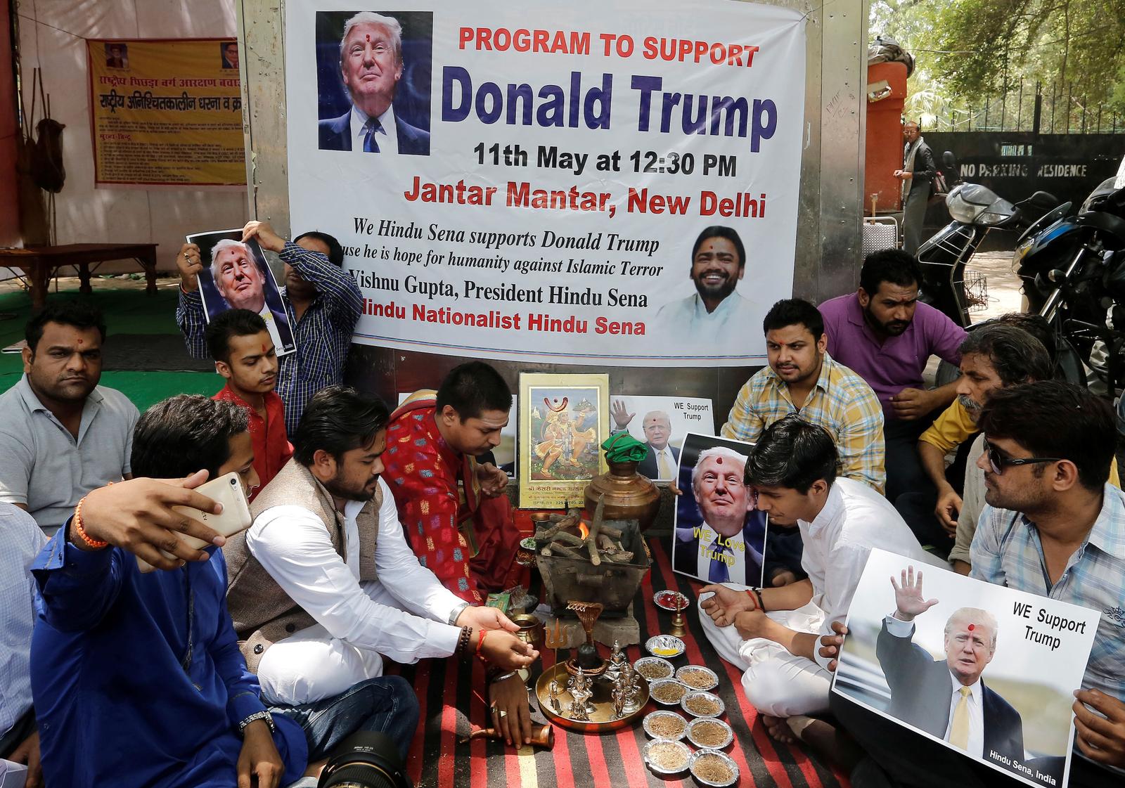 Des activistes du mouvement d'extrême-droite indien "Hindu Sena", en rituel de prière pour la victoire de Donald Trump aux élections présidentielle américaines de 2017 à New Delhi en Inde le 11 mai 2016.
