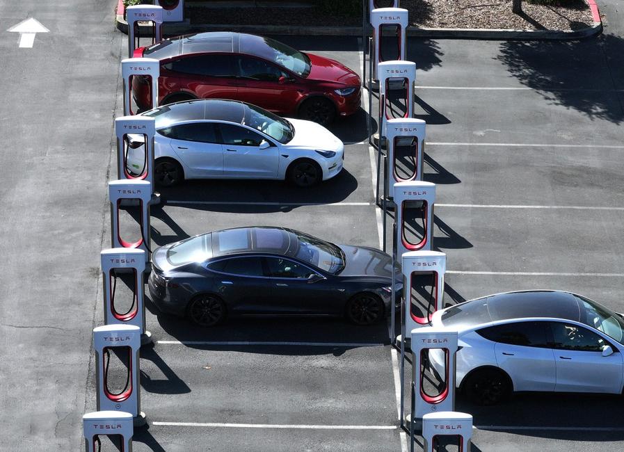 Des voitures électriques Tesla en cours de recharge.