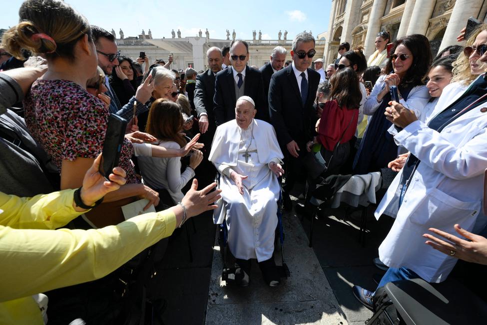 Le pape François lors d'une apparition surprise à la fin d'une messe pour les malades et le personnel soignant, dans le cadre de l'Année jubilaire au Vatican, le 6 avril 2025.