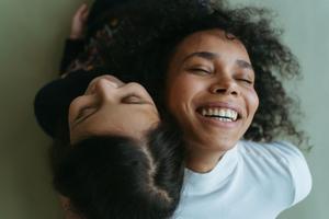 Bien que nous associions généralement le rire à l'amusement, la plupart des rires surviennent pour d'autres raisons, d'ordre social.