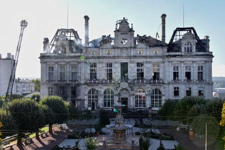 La mairie de Limoges, incendiée par les casseurs : trop violent pour être montré ?