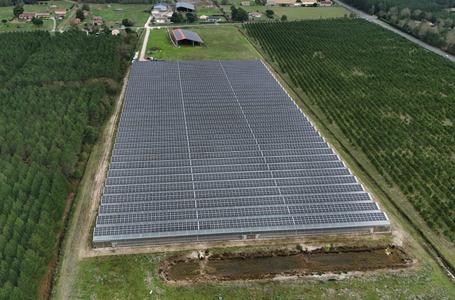 Une serre dont le toit est partiellement constitué de panneaux photovoltaïques, dans le sud-ouest de la France.