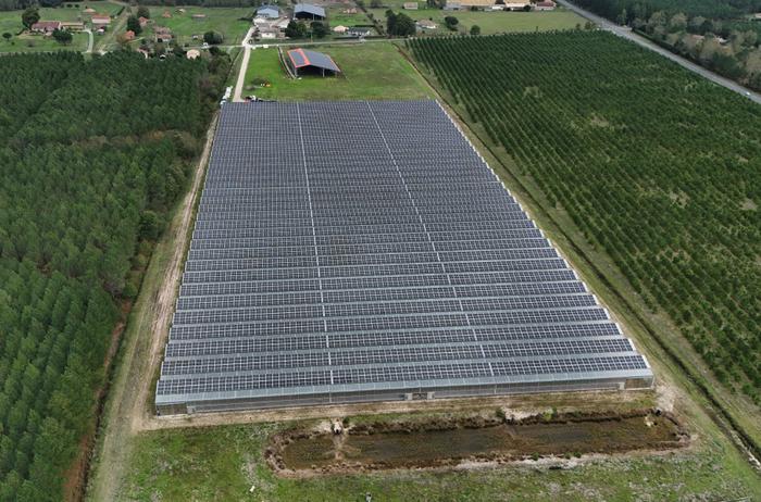 Une serre dont le toit est partiellement constitué de panneaux photovoltaïques, dans le sud-ouest de la France.