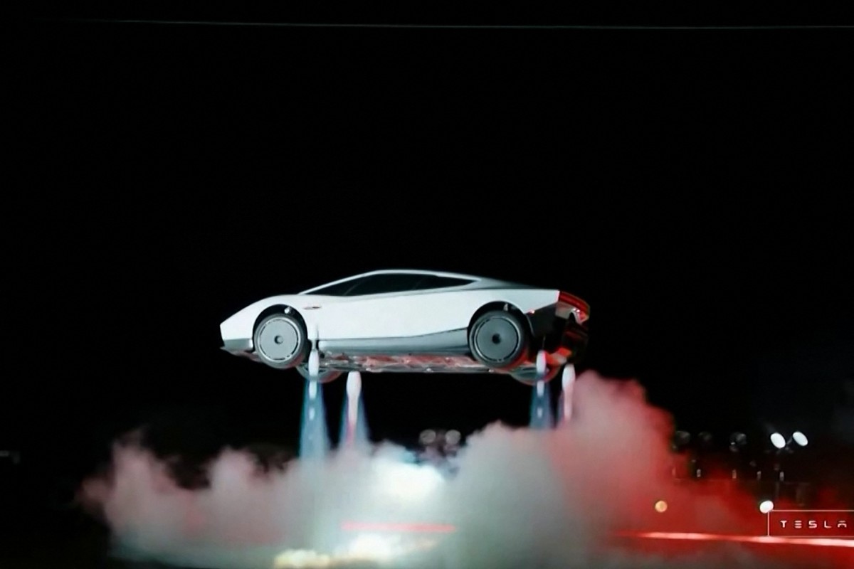 Elon Musk a dévoilé la Tesla Roadster, sa première voiture volante
