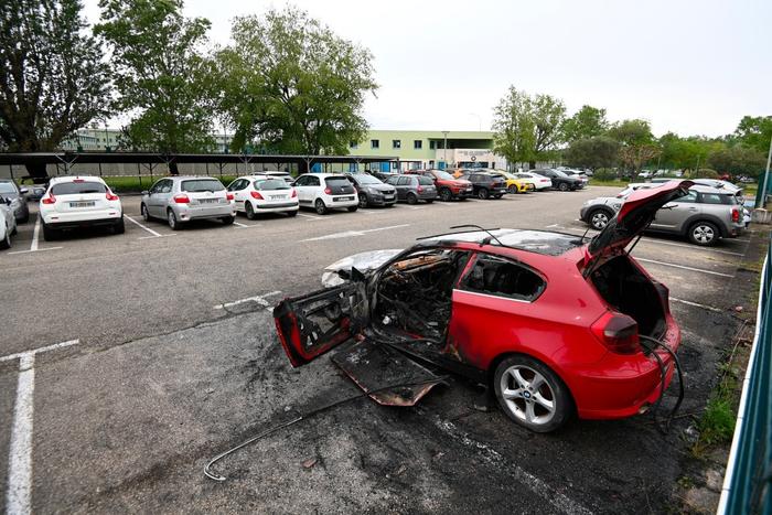 Cette photographie prise le 16 avril 2025 montre une voiture incendiée devant la prison de Tarascon, dans le sud de la France, après que 3 voitures aient été incendiées la nuit précédente sur son parking.