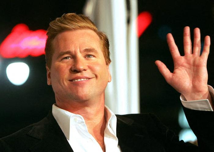 L'acteur Val Kilmer arrive à la première de « Kiss Kiss Bang Bang » organisée par Warner Bros au Grauman's Chinese Theater le 18 octobre 2005 à Hollywood, Californie.