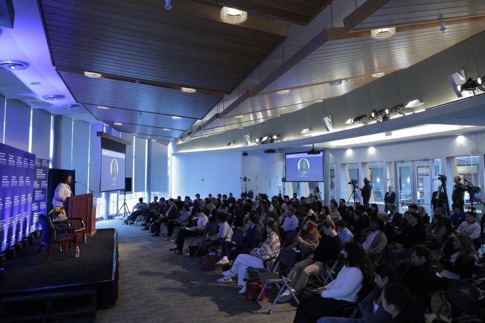 La gouverneure de la Réserve fédérale, Lisa Cook, prononce un discours lors d'un événement organisé par le Psaros Center for Financial Markets and Policy de la McDonough School of Business de l'université de Georgetown, le 20 novembre 2025 à Washington.