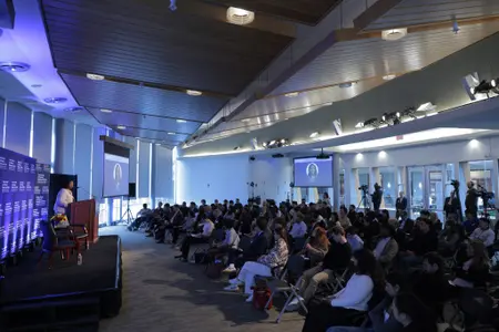 La gouverneure de la Réserve fédérale, Lisa Cook, prononce un discours lors d'un événement organisé par le Psaros Center for Financial Markets and Policy de la McDonough School of Business de l'université de Georgetown, le 20 novembre 2025 à Washington.