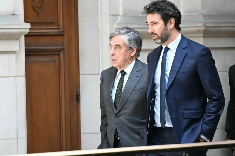 L'ex Premier ministre François Fillon et son avocat, Antonin Lévy, arrivent à la Cour d'appel de Paris pour l'examen de sa condamnation pour corruption, le 29 avril 2025.