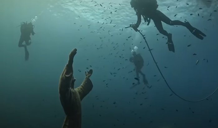 La statue du Christ a été immergée dans la baie de San Fruttuoso (dans le nord de l'Italie) en hommage à un plongeur disparu.