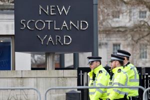 Des policiers britanniques patrouillent devant Scotland Yard, dans le centre de Londres, le 14 février 2022.