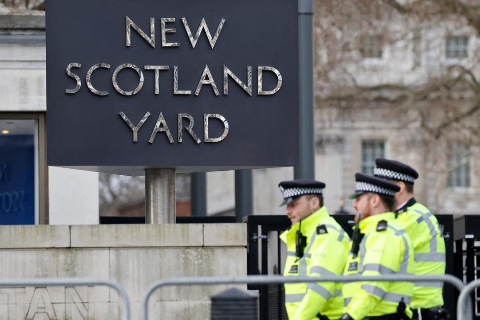 Des policiers britanniques patrouillent devant Scotland Yard, dans le centre de Londres, le 14 février 2022.