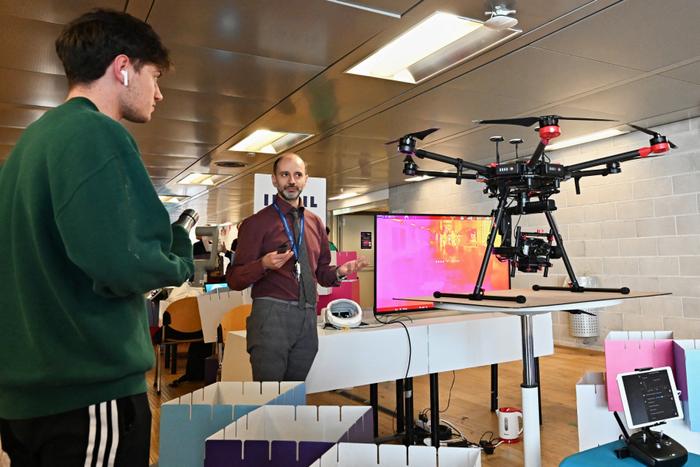 Un drone est présenté lors de la RomeCup 2024 axée sur « L'intelligence artificielle et la robotique pour le défi de la durabilité holistique », un événement dédié aux frontières du développement technologique, à l'Université de Tor Vergata, à Rome, le 21 mars 2024.