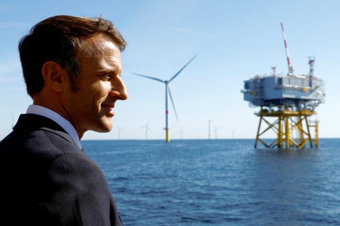 Emmanuel Macron visite le parc éolien offshore de Saint-Nazaire, au large de la presqu'île de Guérande, le 22 septembre 2022.