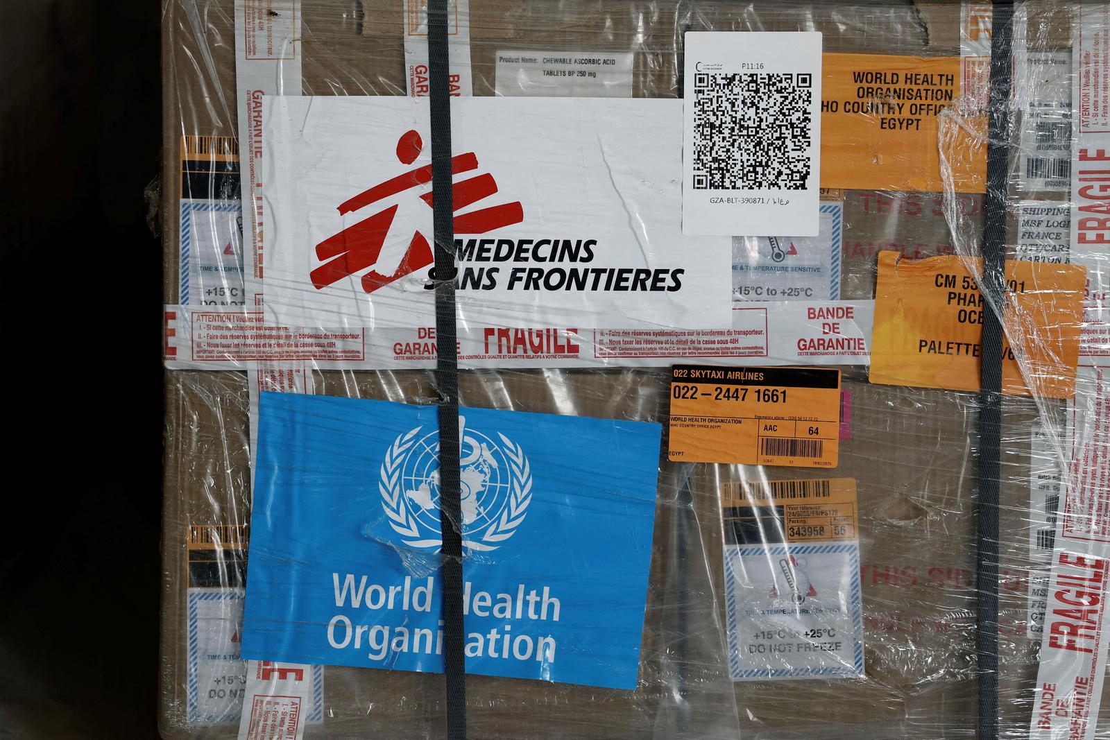 Le logo de MSF (Médecins sans frontières) et celui de l'Organisation mondiale de la santé (OMS) sont visibles sur des fournitures humanitaires destinées à Gaza stockées dans les entrepôts du Croissant-Rouge égyptien stockant l'aide pour Gaza, dans la ville frontalière égyptienne d'El-Arish, le 8 avril 2025.