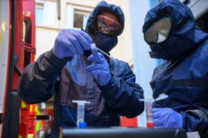 Les pompiers de l'unité Marins Pompiers de Marseille portant des équipements de protection à Marseille, le 03 avril 2020