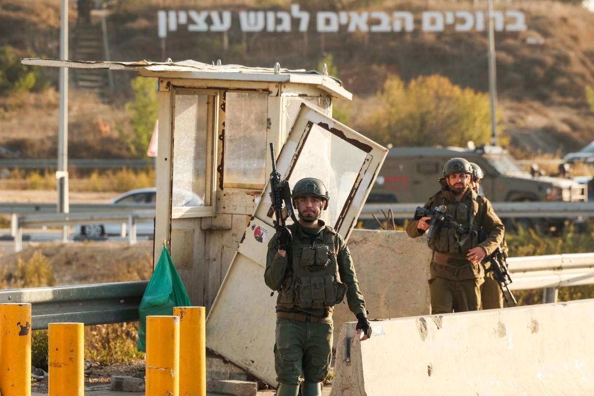 Des soldats israéliens sécurisent le site d'une attaque signalée au carrefour de Gush Etzion, en Cisjordanie occupée, le 18 novembre 2025.