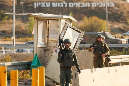 Des soldats israéliens sécurisent le site d'une attaque signalée au carrefour de Gush Etzion, en Cisjordanie occupée, le 18 novembre 2025.