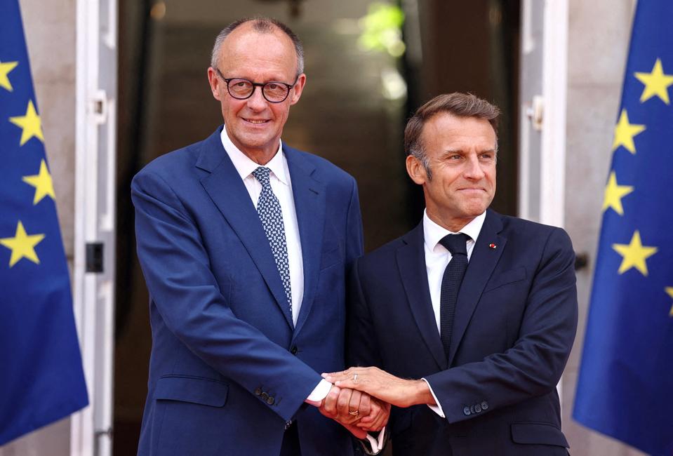 Le président français Emmanuel Macron (à droite) et le chancelier allemand Friedrich Merz (à gauche) se serrent la main avant une réunion du cabinet franco-allemand à Toulon, dans le sud-est de la France, le 29 août 2025. (Photo de Manon Cruz / POOL / AFP)